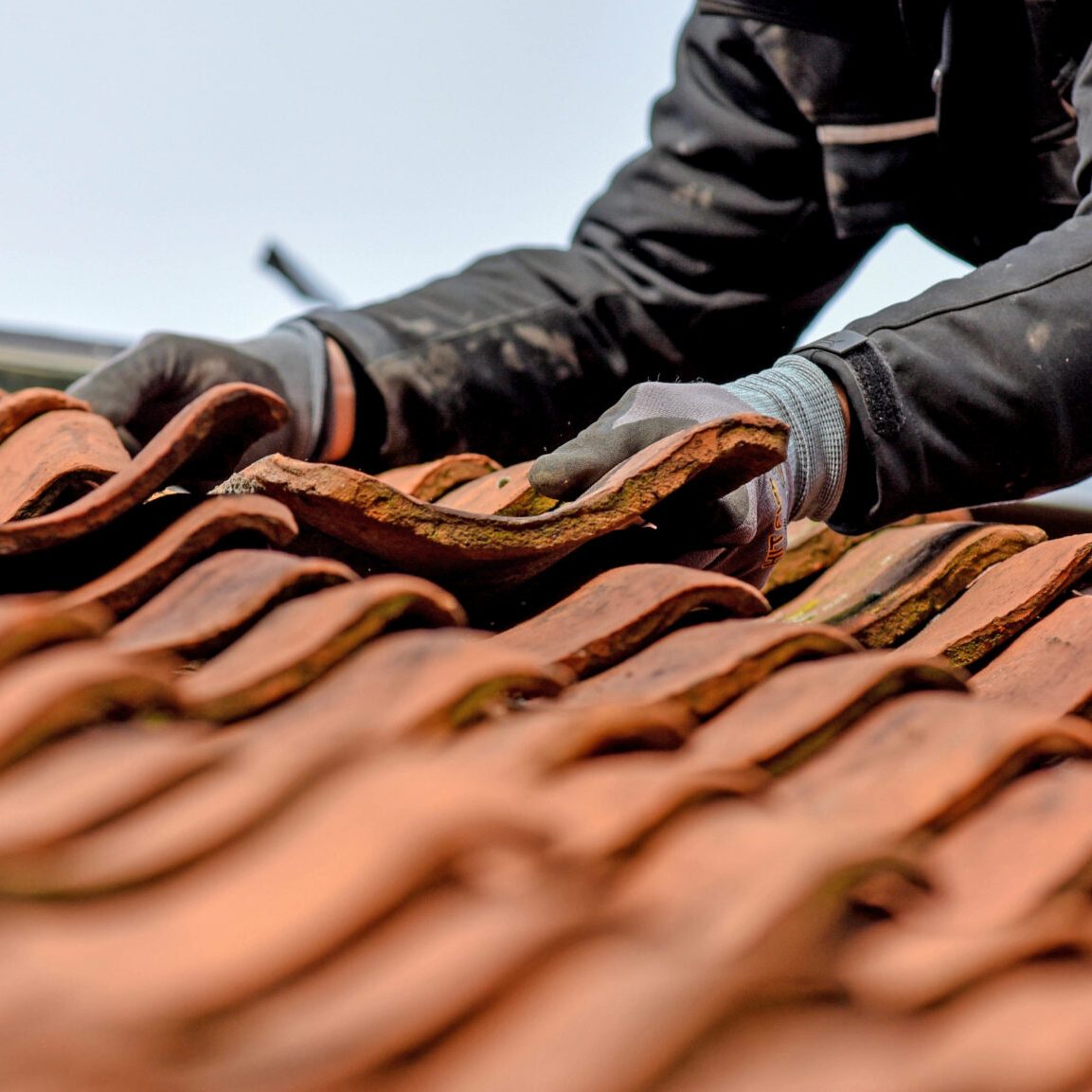 Dachdecker auf dem Dach Arbeistsicherheit Dachdecker auf dem Dach Arbeistsicherheit